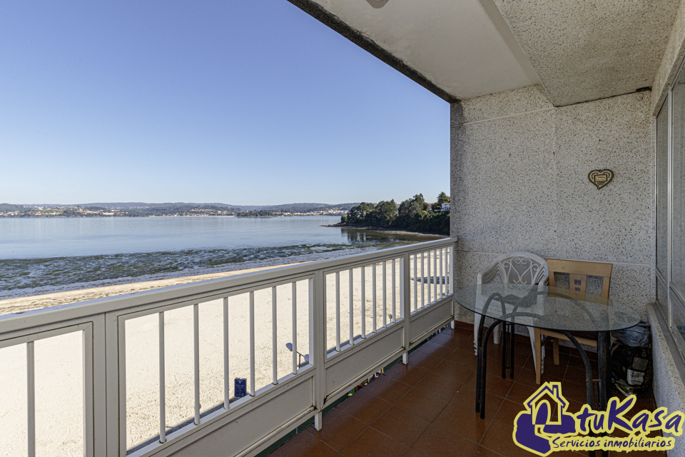 Piso con terraza y vistas al mar, primera línea